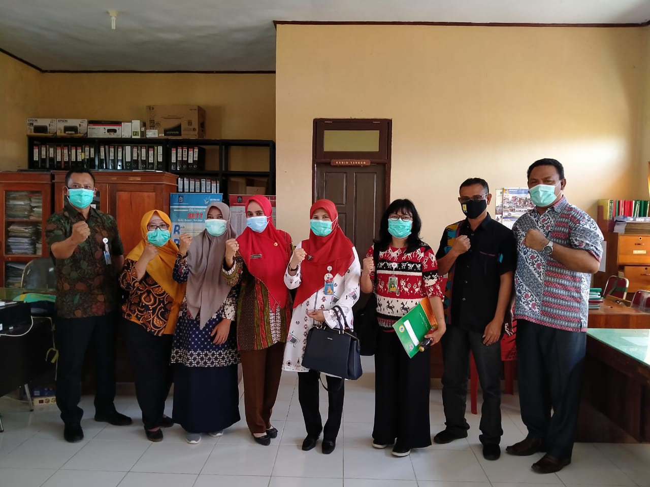 PERJALANAN TIM PKS RSJMS DIPULAU SUMBAWA DALAM RANGKA KOORDINASI KERJASAMA PELAYANAN KESEHATAN JIWA DAN NAPZA BAGI MASYARAKAT KURANG MAMPU BERAKHIR DI DINAS KESEHATAN KABUPATEN BIMA